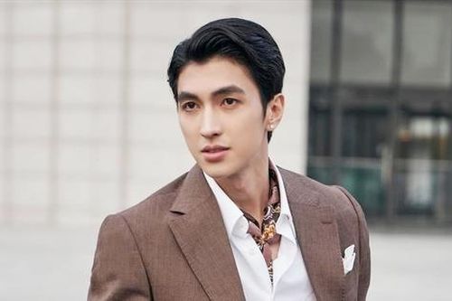Gã trai 'đẹp nhưng đểu', sở hữu chiều cao ấn tượng, có vợ là Á hậu