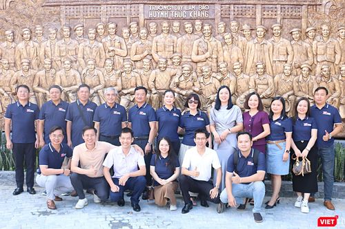 VDCA và VietTimes thăm trường dạy làm báo Huỳnh Thúc Kháng và trao quà cho học sinh nghèo xã La Bằng