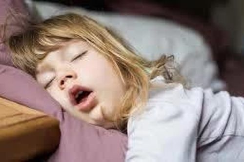 Bé 7 tháng tuổi ngủ ngáy có bất thường không?