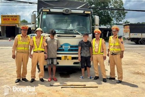 Công an Đồng Nai lập biên bản xe tải vượt ẩu trên quốc lộ 20 và xác minh hành vi dùng rựa đe dọa người đi đường