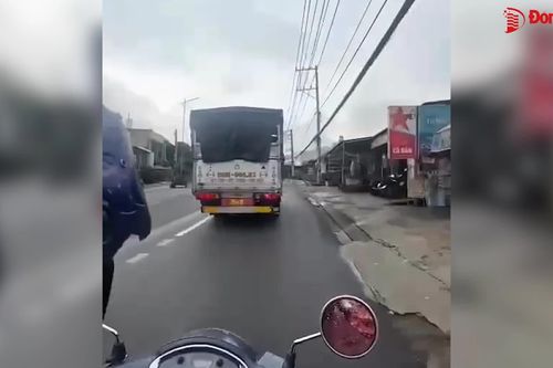Lập biên bản xử phạt tài xế xe tải vượt ẩu qua video phản ánh của người dân