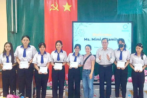 Tặng quà, học bổng GEMS cho học sinh có hoàn cảnh khó khăn