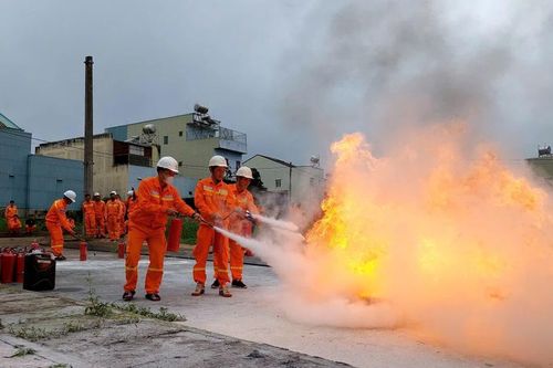 Huấn luyện phòng cháy, chữa cháy cho gần 170 học viên Truyền tải điện Gia Lai