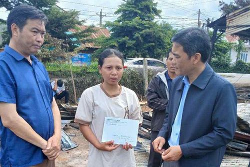 Lãnh đạo UBND huyện Đức Trọng kịp thời thăm hỏi, hỗ trợ gia đình bị hỏa hoạn