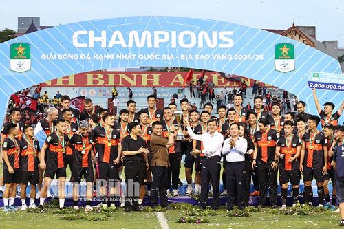 Trao cúp vô địch Giải Bóng đá hạng Nhất Quốc gia cho CLB Phù Đổng Ninh Bình