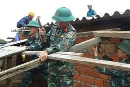Giúp dân khắc phục hậu quả bão số 1