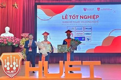 Trao bằng tốt nghiệp cho 66 tân kỹ sư và 5 tân thạc sĩ khóa đầu tiên