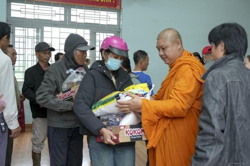 Nhóm từ thiện tặng quà đến bà con khó khăn tại Đắk Nông