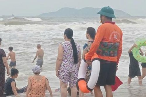 Nghệ An: Kịp thời cứu hộ hơn 20 người bị nước cuốn tại bãi biển Cửa Lò