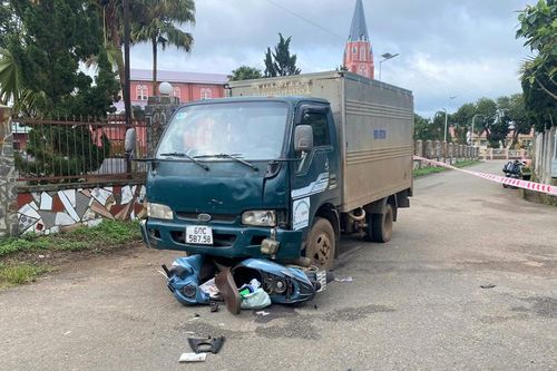 Xe máy chở 3 trẻ em va chạm với xe tải, 1 cháu tử vong