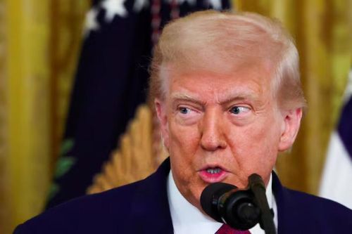 Ông Trump thu hàng trăm triệu USD từ tiền điện tử, sân golf và phí cấp phép