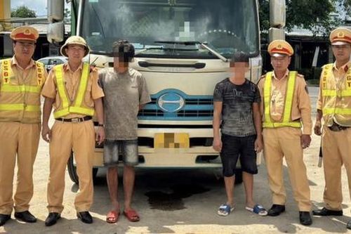 Lập biên bản xe tải vượt ẩu trên QL20 và xác minh phụ xe dùng rựa dọa người đi đường