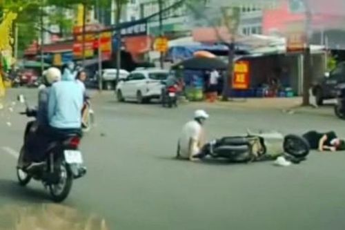 Xe máy lạng lách, đâm ngã người đi bộ