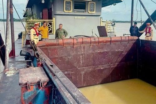 'Cát tặc' hoán cải tàu, giấu đầu hút dưới mặt nước