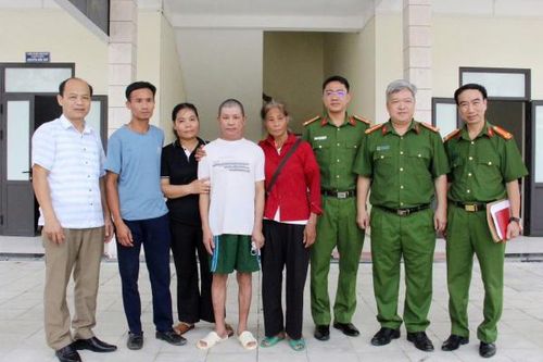 Công an Hòa Bình giúp người tâm thần tìm lại người thân sau 7 tháng đi lạc