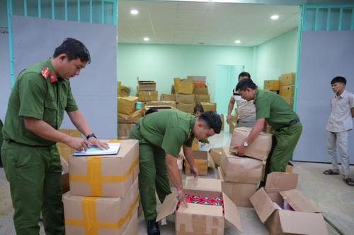 Phá đường dây sản xuất tiêu thụ mỹ phẩm giả bằng hóa chất quy mô lớn