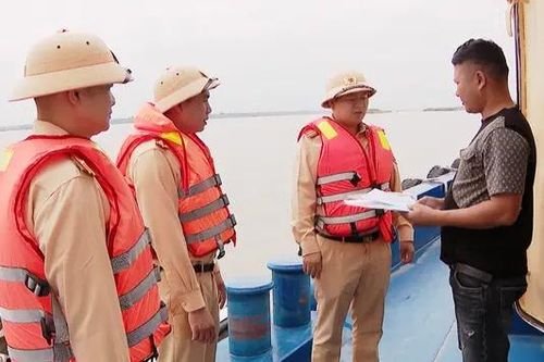 Đấu tranh phòng ngừa vi phạm vận tải hàng hóa trên sông