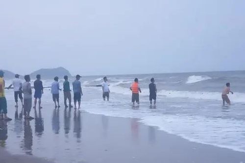 Hơn 20 du khách bị nước cuốn trên biển Cửa Lò