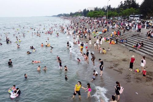 Cứu hộ thành công hơn 20 người bị nước cuốn ở biển Cửa Lò