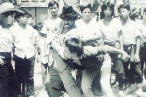 Bố ruột Lý Hùng: 'Ông vua võ thuật' thách đấu cả Lý Tiểu Long, cầu hôn vợ khi bà lao lên sàn đấu bênh vực