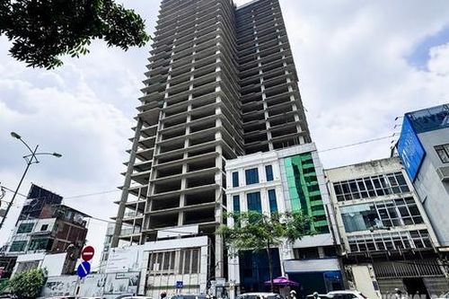 Tòa nhà 'trơ xương' giữa đất vàng Hà Nội