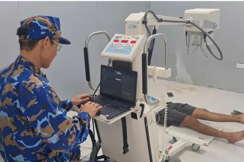 Quân y đảo Sinh Tồn phẫu thuật cho ngư dân bị vỡ xương bánh chè