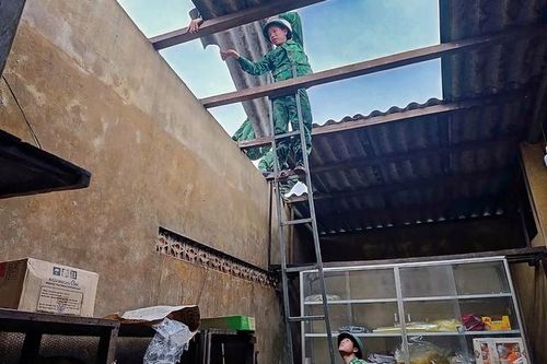 Hơn 50 ngôi nhà ở Huế bị tốc mái do dông lốc