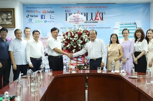 Thứ trưởng Bộ Y tế Đỗ Xuân Tuyên thăm, chúc mừng các cơ quan báo chí tại TPHCM