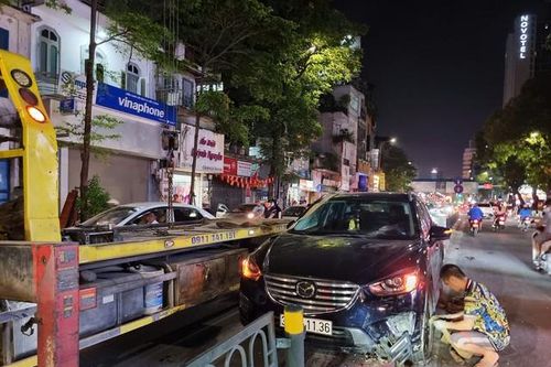 Ô tô mất lái húc đổ chục mét dải phân cách giữa phố Tây Sơn