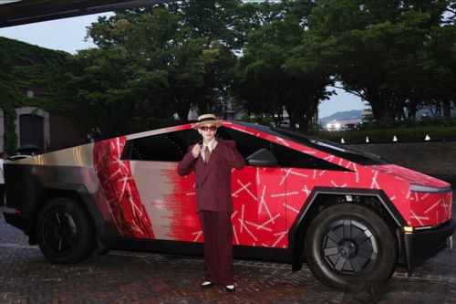 G-Dragon 'nhuộm đỏ' Tesla Cybertruck