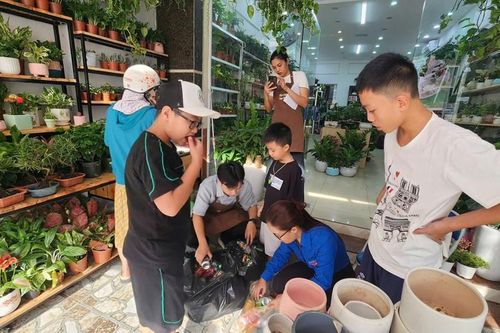 Lan tỏa lối sống đẹp từ 'Đổi phế liệu lấy cây xanh'