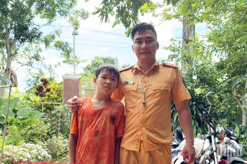 Thượng úy cảnh sát giao thông cắt dòng nước dữ cứu sống cháu bé