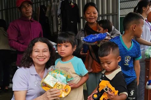 Gian hàng 0 đồng của các y, bác sĩ vùng núi Quảng Ngãi