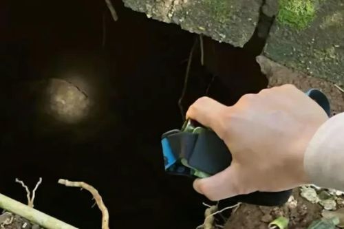 Quảng Trị: Cảnh báo nguy hiểm quanh hố sụt rộng 4m