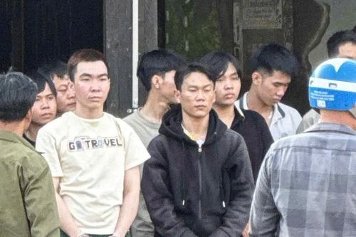Đưa 2 thanh niên đến hiện trường vụ án mạng tại quán nhậu ở Hóc Môn
