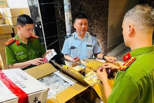 Hà Nội phát hiện 62 thùng kẹo, táo đỏ không rõ nguồn gốc
