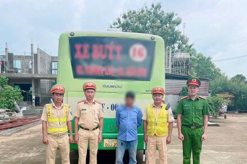 Liên tiếp phát hiện tài xế 'ngáo đá' điều khiển xe trên quốc lộ