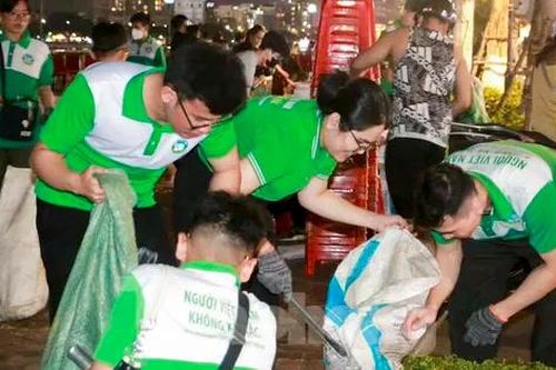 Người trẻ chung tay làm sạch môi trường sau lễ hội pháo hoa