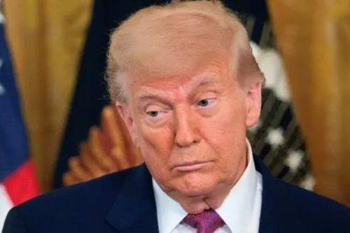 Sinh nhật bất ổn của ông Trump