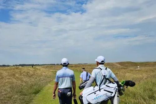 Nguyễn Anh Minh làm caddie trước ngày phát bóng lịch sử tại The Amateur Championship