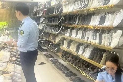 Hà Nội: Tạm giữ 2.570 sản phẩm tại cửa hàng giày dép thời trang trên phố Cầu Giấy