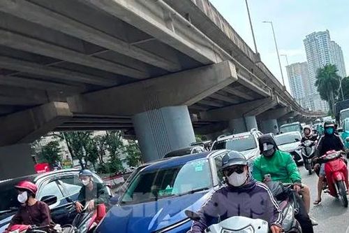 Ùn tắc giao thông khi cấm xe máy qua cầu vòm thép hồ Linh Đàm tại Hà Nội
