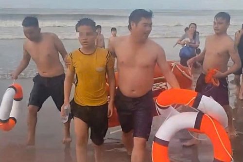 Thêm nhóm du khách bị sóng cuốn trong lúc tắm biển ở Hà Tĩnh