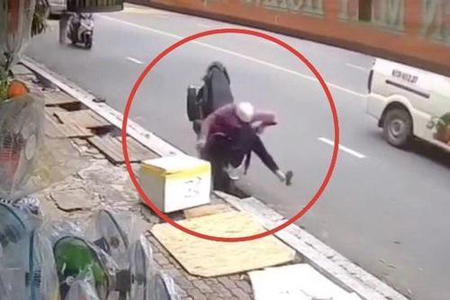 Nóng trên đường: Những pha đi xe máy 'mắt để sau lưng' và cái kết đau điếng