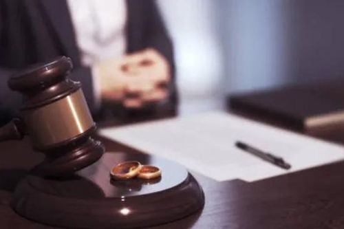 Chê vợ U90 'thiếu chí tiến thủ', cụ ông U100 quyết tâm ly hôn