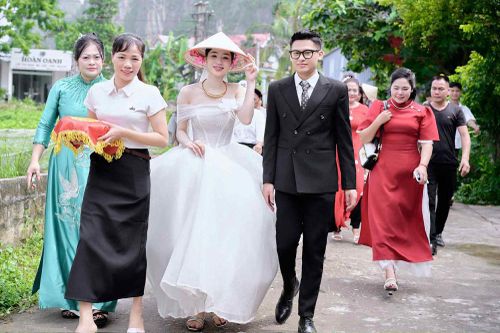 Cưới bạn thân cùng xóm, cô dâu đọc lời thề nguyện khiến chú rể rơi nước mắt