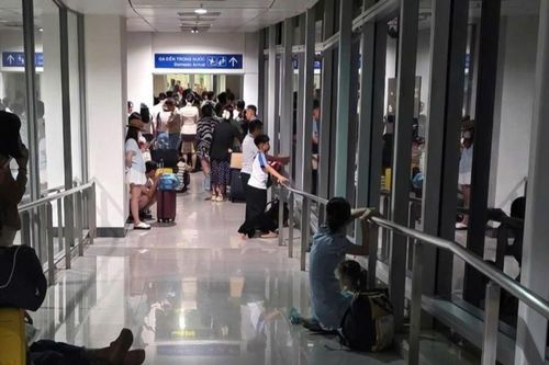 Hành khách 'mắc kẹt' 30 phút trong ống lồng ga đến Tân Sơn Nhất vì lý do bất ngờ