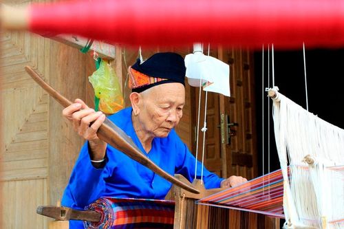 Những nghệ nhân góp phần đưa dệt thổ cẩm của người Thái Nghệ An thành di sản quốc gia