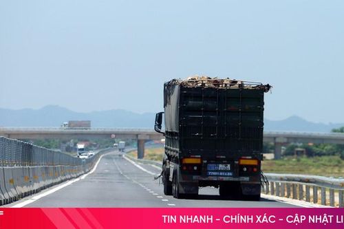 Nguy cơ tai nạn từ các vật cứng rơi trên cao tốc qua Hà Tĩnh