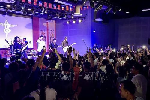 Cộng đồng người Việt tại Pháp tái ngộ với thanh xuân cùng Bức Tường